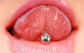 Вредит ли пирсинг языка зубам