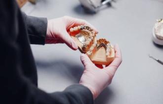 Виды протезирования: съемное и несъемное