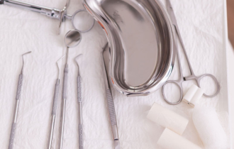 Почему не открывается рот после удаления зуба мудрости?